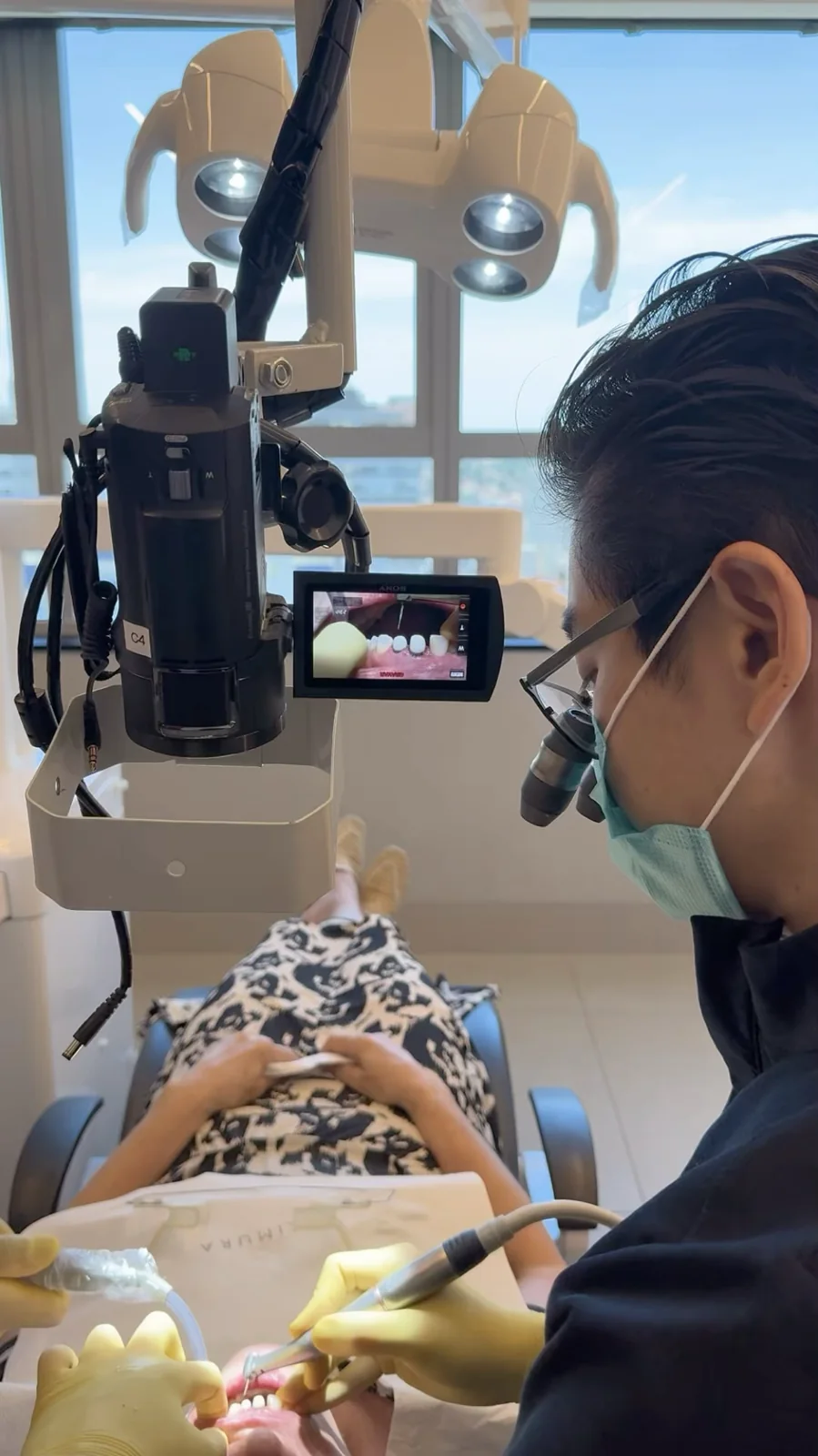 O Dr. André Kimura atendendo com microscópio
